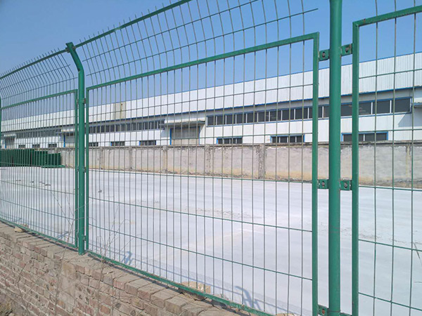 工厂围墙护栏网案例